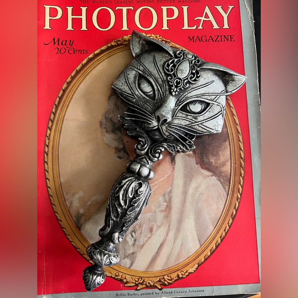 Cat hand mirror